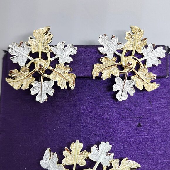 Sarah Coventry Silver Gold Holiday Christmas Wreath Pin & Clip Earrings Set - Picture 4 of 13